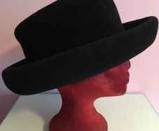 Vintage WHITELEY Classic Brimmed Felt HAT  with free Hat Pin