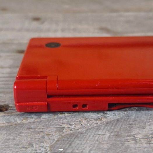 nintendo dsi bundle with 18 games ,case charger