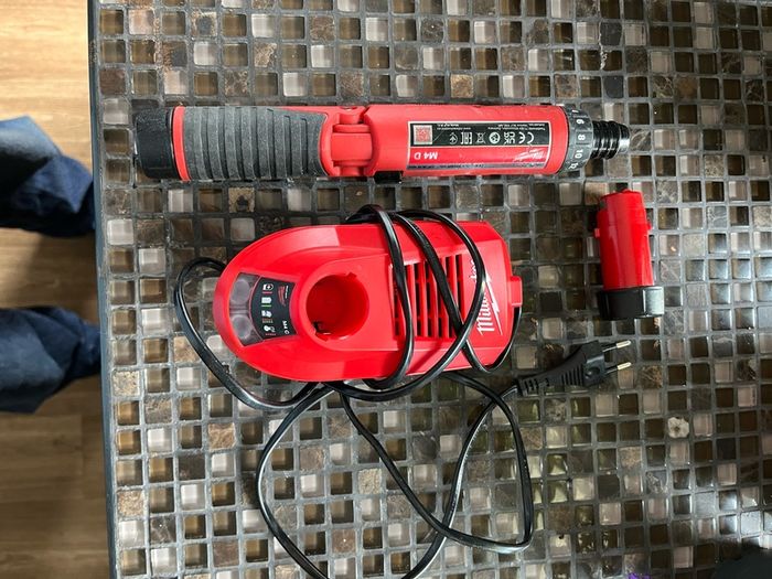 Milwaukee 2101-22 M4 1/4 Hex Screwdriver Kit W/2 Bat