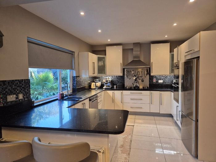 Full kitchen with quartz worktop and appliances