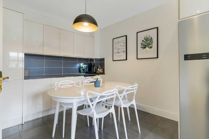 Extendable dining table  and 4 chairs