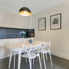 Extendable dining table  and 4 chairs