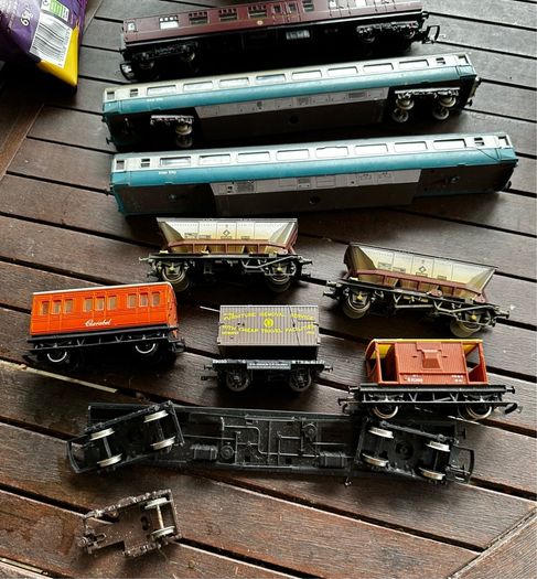 Some random parts for hornby trains. Included is 2 British rail coaches in need of repair. A Harry Potter coach. Also various goods trucks