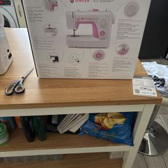 Sewing machine singer