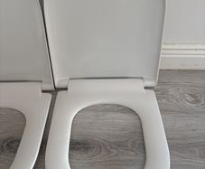 toilet seats ( 2)