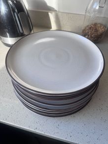 Set of 8 dinner plates