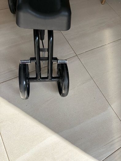 Knee mobility scooter