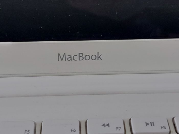 Vintage Apple MacBOOK, account password locked, in excellent cosmetic condition, excellent Battery