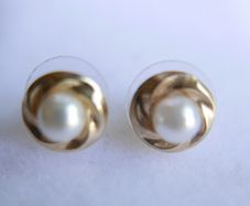 Vintage Solid 9ct Yellow Gold 375 Pearl Earrings.  08g.