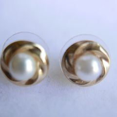 Vintage Solid 9ct Yellow Gold 375 Pearl Earrings.  08g.