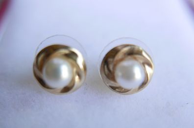Vintage Solid 9ct Yellow Gold 375 Pearl Earrings.  08g.