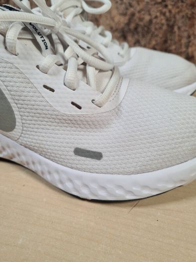 Womens NIKE REVOLUTION 5 trainers runners white Size UK 6 EU 40  boys girls