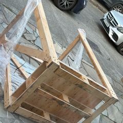 Wooden palette enclosed on 3 sides