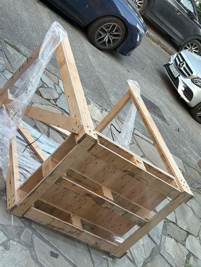 Wooden palette enclosed on 3 sides