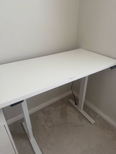 Electric standing desk