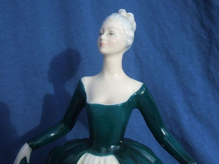 REGAL LADY (Royal Doulton HN 2709) - a finely produced figurine (1970's / 1980's). 7 5/8" (193mm) height.