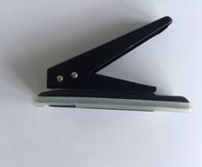 Single hole puncher metal black