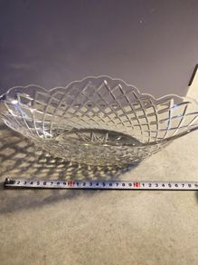 Lagrge Ovel Crystal Bowl As Center Pice.