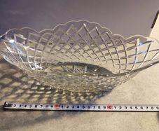 Lagrge Ovel Crystal Bowl As Center Pice.