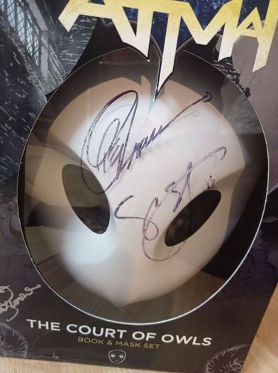 AUTOGRAPHED- Batman The Court of Owls Comic Book & Mask Box Set
