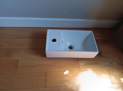 BRAND NEW White ceramic cloakroom sink  40cmx22cm .