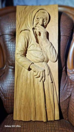 Sculptures, portraits made of wood.