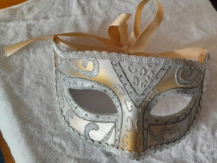 carnival mask (colour: gold/silver)