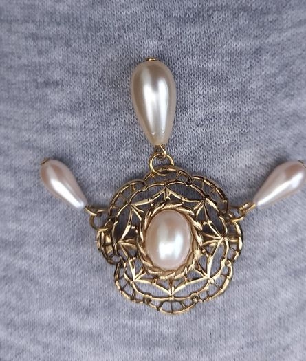 Vintage jewelry is sold individually for 5 to 10 euros