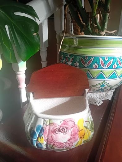 Antique Italian cermic salt cellar or tea bag caddy