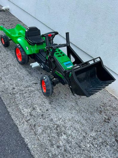 Kids peddal tractor