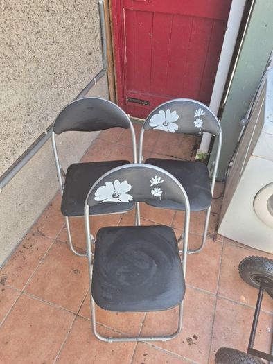 3 Folding padded chairs