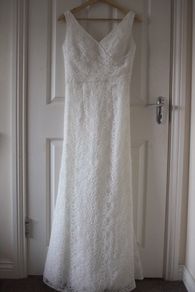 Size M / 12 Ivory Lace Wedding Dress