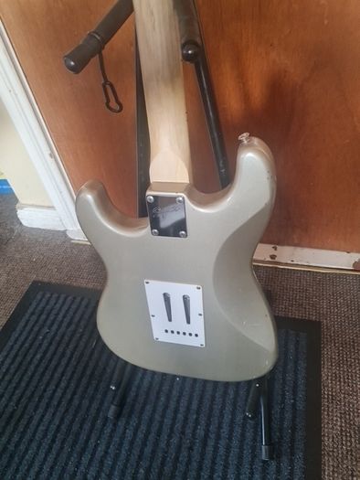 Fender Strat Replica (squier Standard)