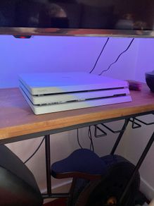 PS4 Pro + 2 Controllers