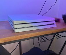 PS4 Pro + 2 Controllers