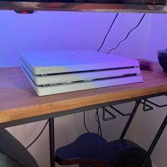 PS4 Pro + 2 Controllers