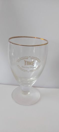 Time barley wine,,,brewed by smithswicks kilkenny,vintage glass,collectors item,,price includes post to anywhere in Ireland thank you, hard to come by ,,sold as is.