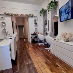Beauty Room & Nail Desk Available for Rent