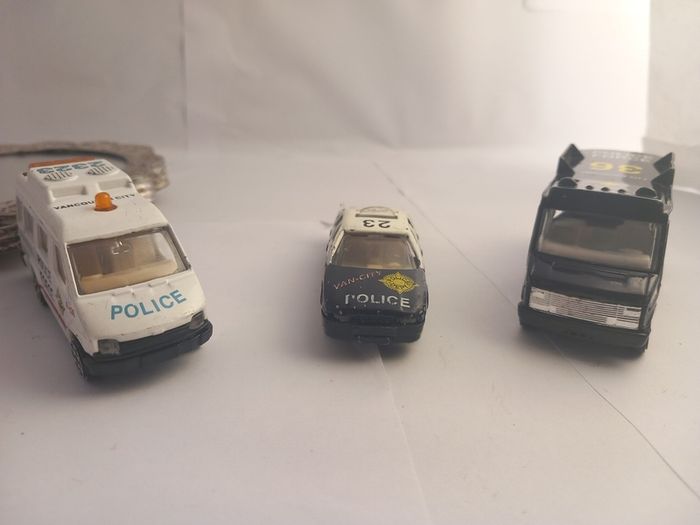 Police force van Suzuki samurai Twist and drive truck PIONEER MERCEDES-BENZ Ford Mustang Mattel Hot Wheels Lamborghini Urus Car Used    Plymouth  barracuda Nissan oz  Dodge challenger Pontiac firebird Custom ford bronco FERRARI 612 Emergency  service  veh
