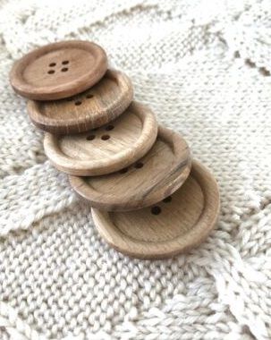 Pack of 5 wooden buttons in natural wood colour