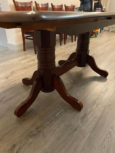 Mahogany style extending table plus 6 chairs.