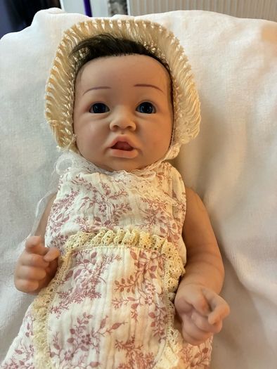 doll.       Very cute full bodied silicone reborn doll
