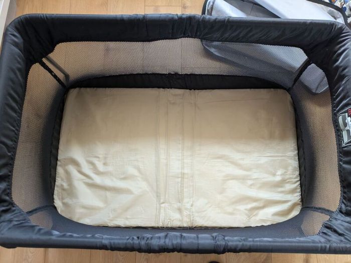 babybjorn travel cot excellent