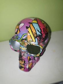 graffiti-style skull ornament