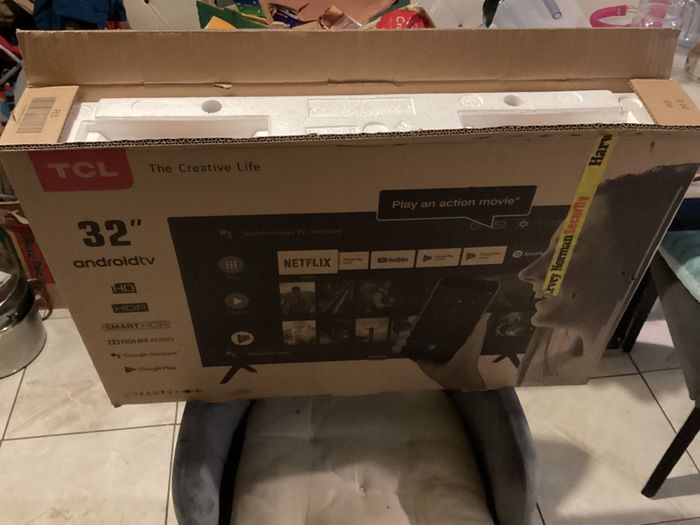 TLC 32 inch SMART Television with USB, HDMI, PC Connection port, WIFI connectivity, etc (Boxed / Like New)