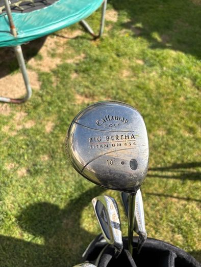 Stalemate golf bag with clubs inside