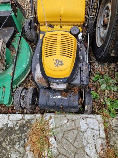 Two lawnmowers JCB Honda + Lyster