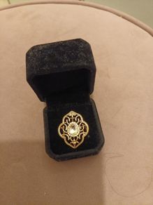 Gold brooch with gem