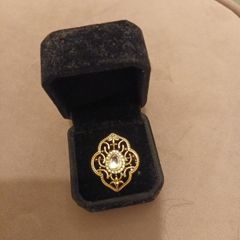 Gold brooch with gem
