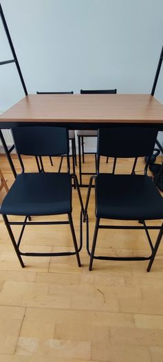 Island Table and Chairs